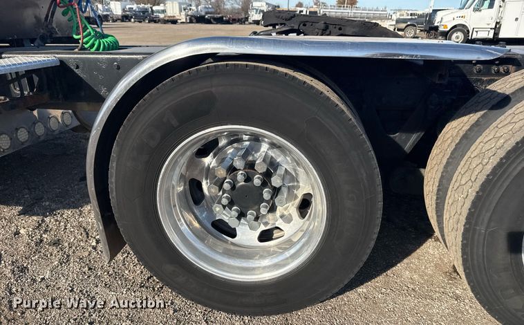 image for item EG2342 2007 Kenworth W900 semi truck