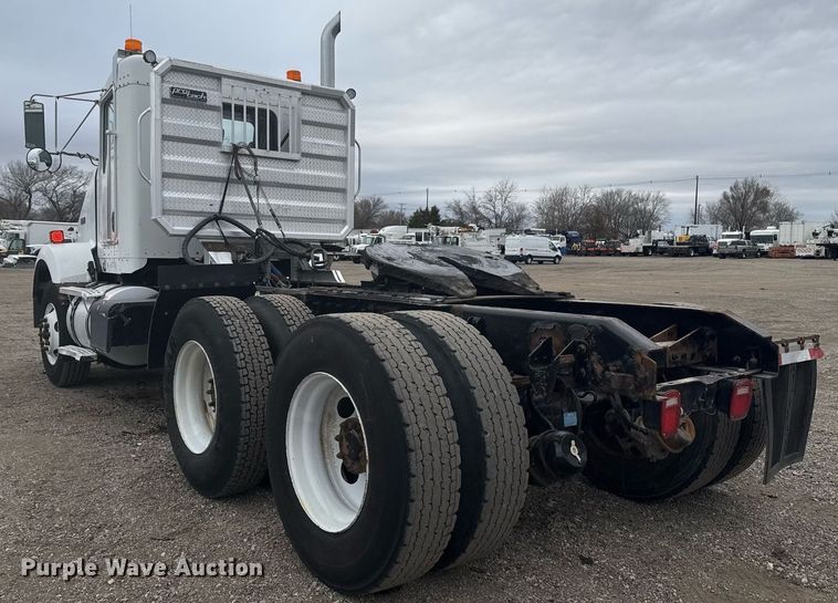 image for item EG2371 2006 Kenworth semi truck