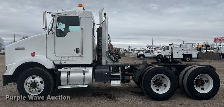 image for item EG2371 2006 Kenworth semi truck