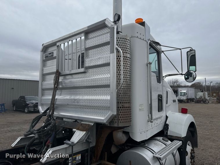 image for item EG2371 2006 Kenworth semi truck