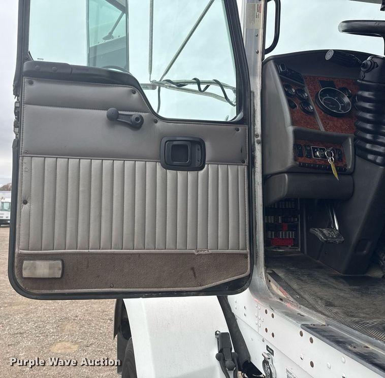 image for item EG2371 2006 Kenworth semi truck