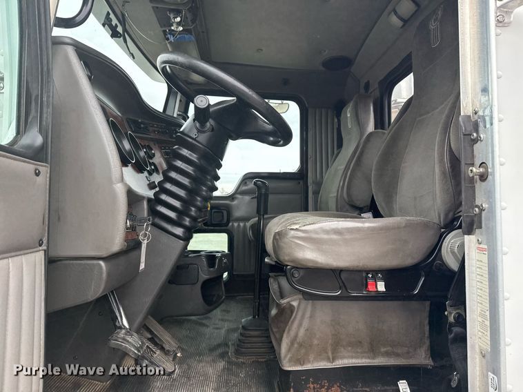 image for item EG2371 2006 Kenworth semi truck