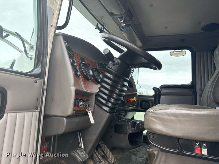 image for item EG2371 2006 Kenworth semi truck