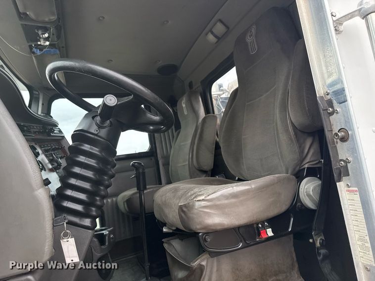 image for item EG2371 2006 Kenworth semi truck