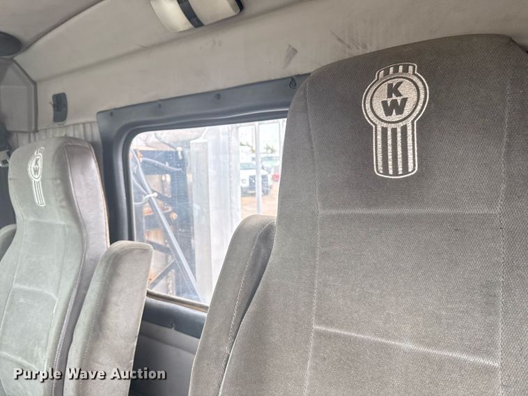 image for item EG2371 2006 Kenworth semi truck