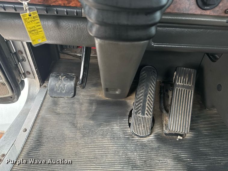 image for item EG2371 2006 Kenworth semi truck