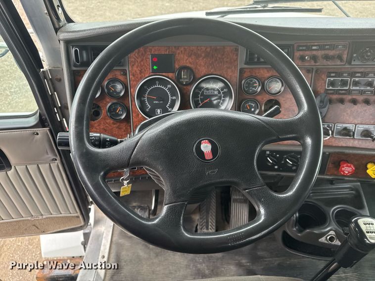 image for item EG2371 2006 Kenworth semi truck