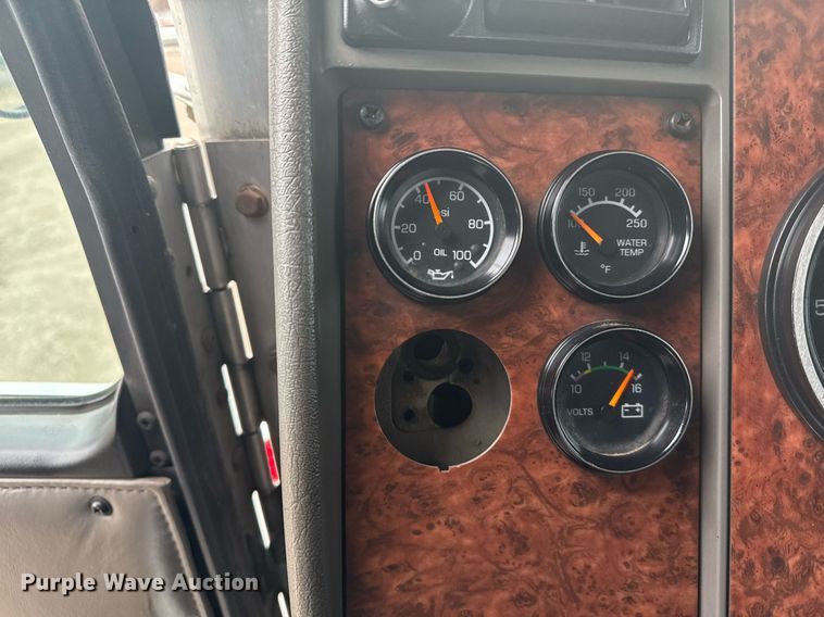 image for item EG2371 2006 Kenworth semi truck