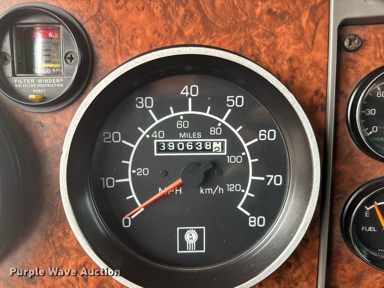 image for item EG2371 2006 Kenworth semi truck