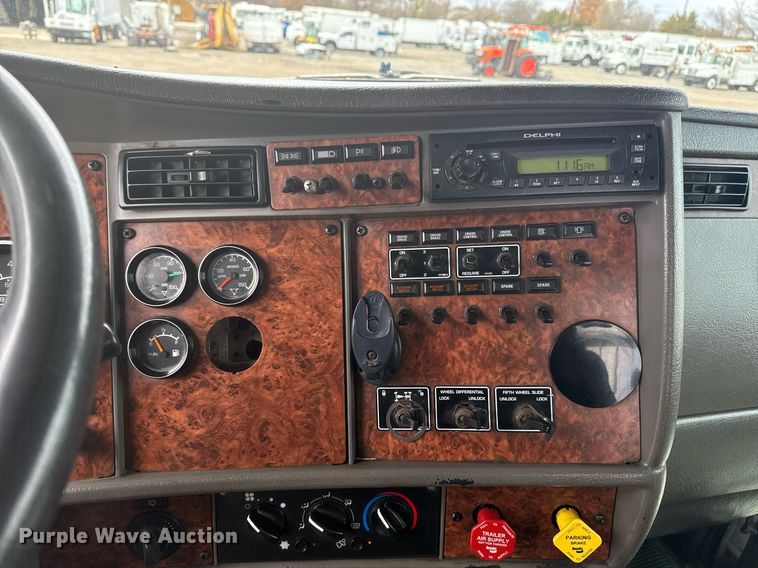 image for item EG2371 2006 Kenworth semi truck