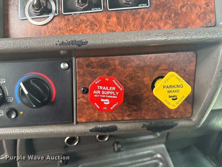 image for item EG2371 2006 Kenworth semi truck