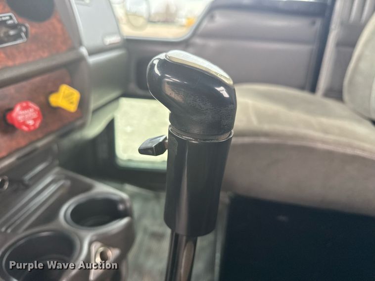 image for item EG2371 2006 Kenworth semi truck