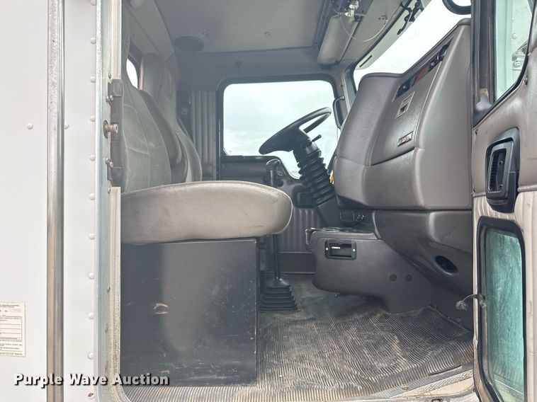 image for item EG2371 2006 Kenworth semi truck