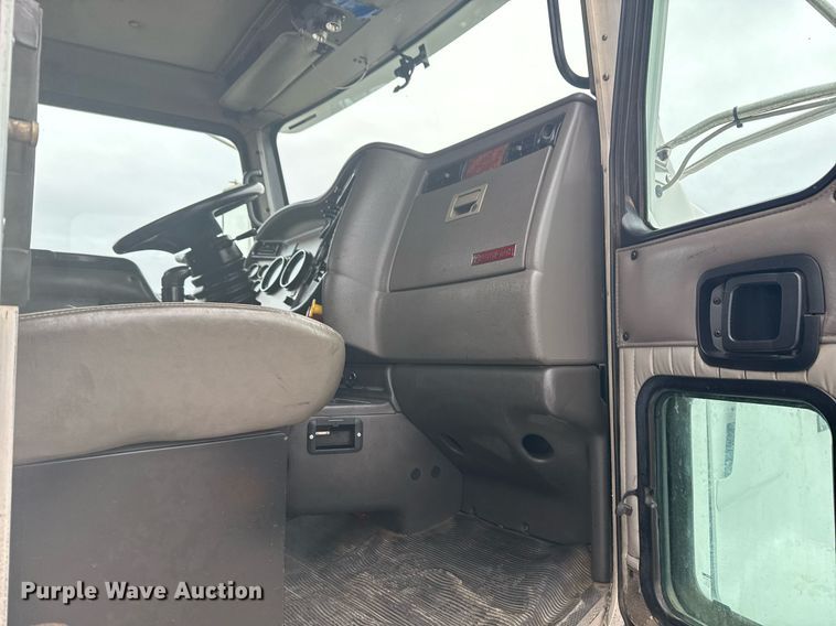 image for item EG2371 2006 Kenworth semi truck