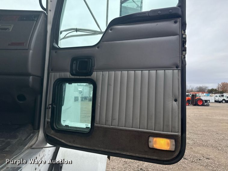 image for item EG2371 2006 Kenworth semi truck