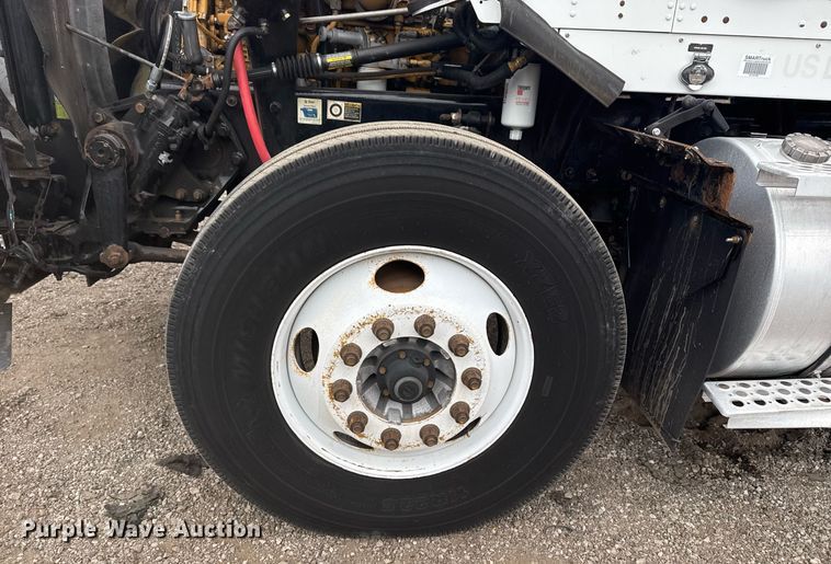 image for item EG2371 2006 Kenworth semi truck