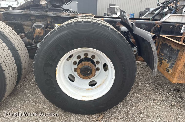 image for item EG2371 2006 Kenworth semi truck