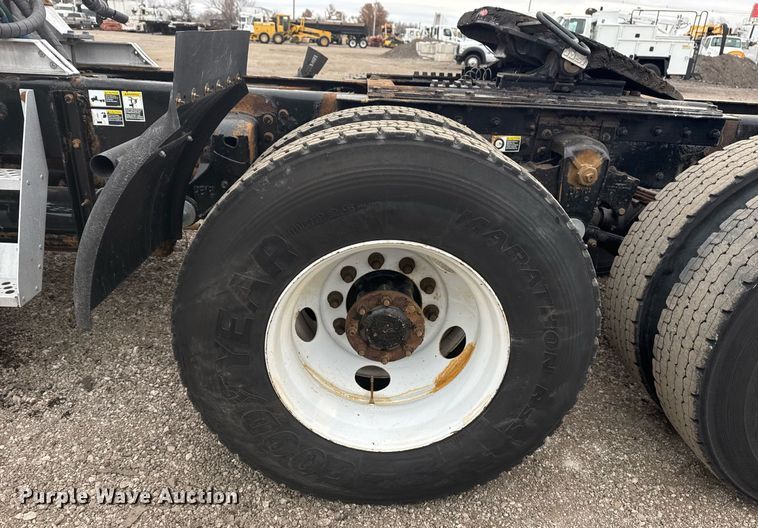 image for item EG2371 2006 Kenworth semi truck