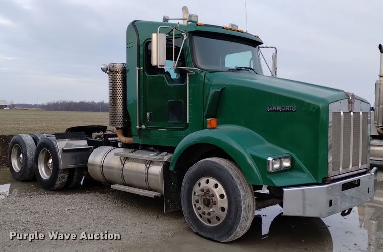 image for item EH0074 2013 Kenworth T800 semi truck