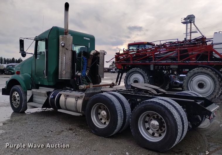 image for item EH0074 2013 Kenworth T800 semi truck