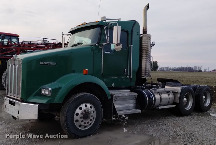 image for item EH0074 2013 Kenworth T800 semi truck