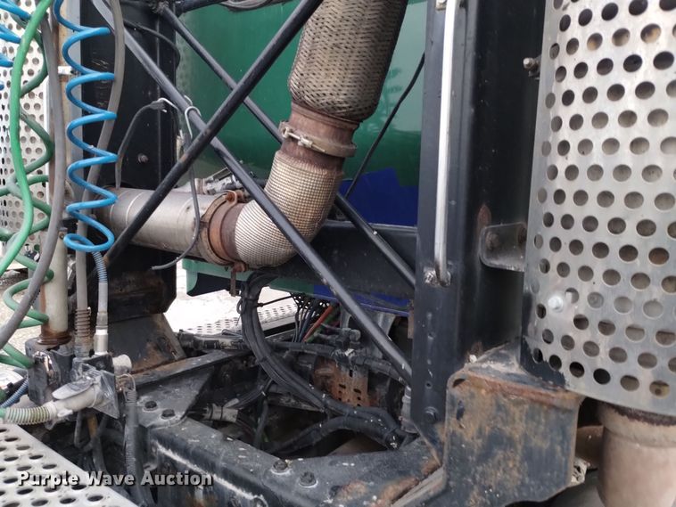 image for item EH0074 2013 Kenworth T800 semi truck