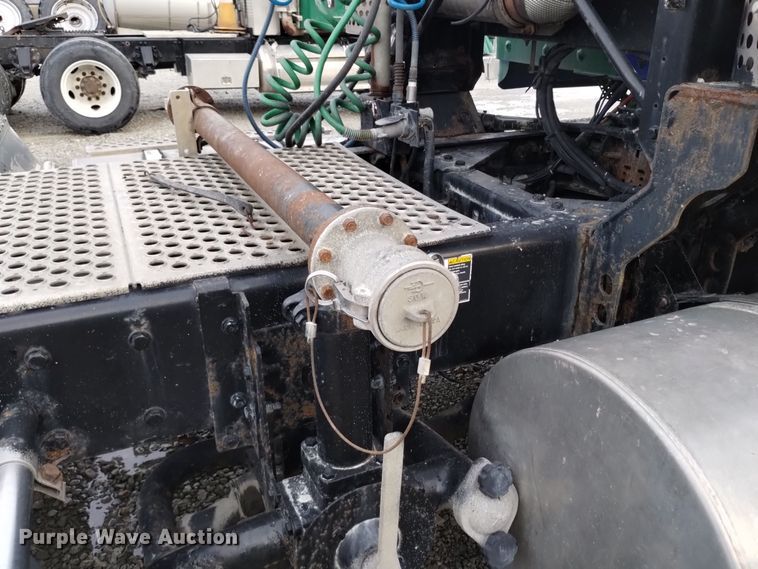 image for item EH0074 2013 Kenworth T800 semi truck