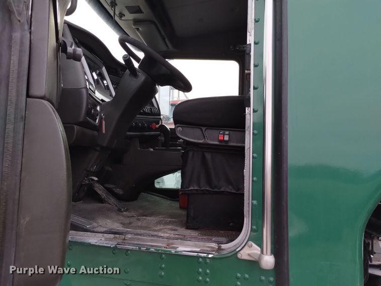 image for item EH0074 2013 Kenworth T800 semi truck