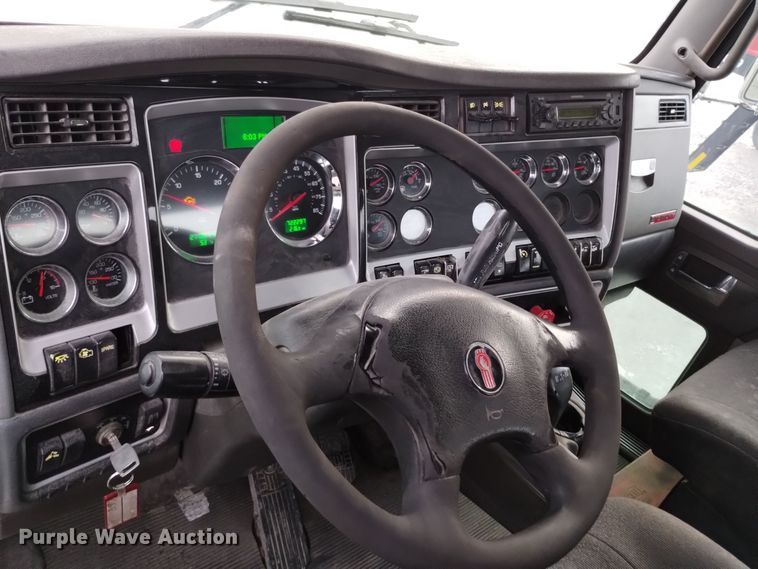 image for item EH0074 2013 Kenworth T800 semi truck