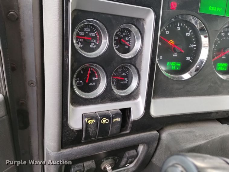 image for item EH0074 2013 Kenworth T800 semi truck