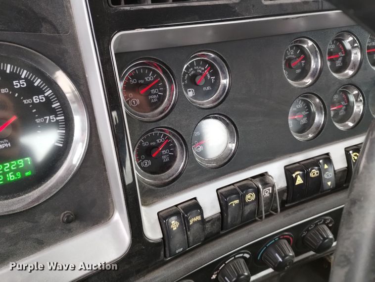 image for item EH0074 2013 Kenworth T800 semi truck