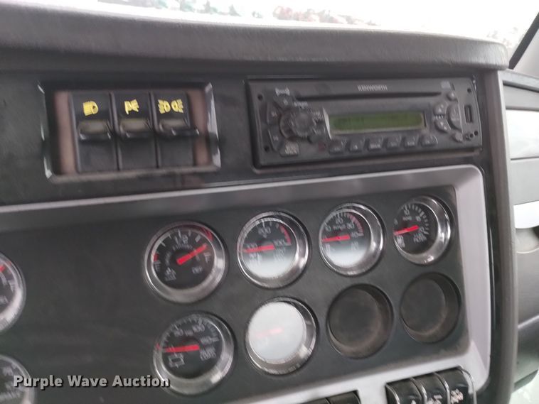 image for item EH0074 2013 Kenworth T800 semi truck