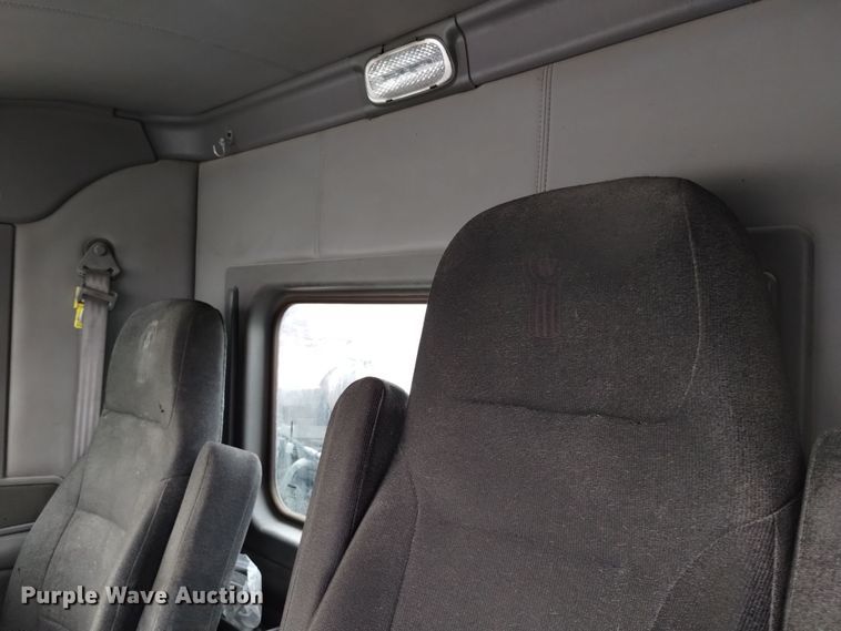 image for item EH0074 2013 Kenworth T800 semi truck