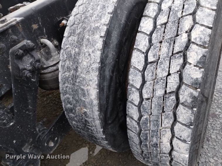 image for item EH0074 2013 Kenworth T800 semi truck