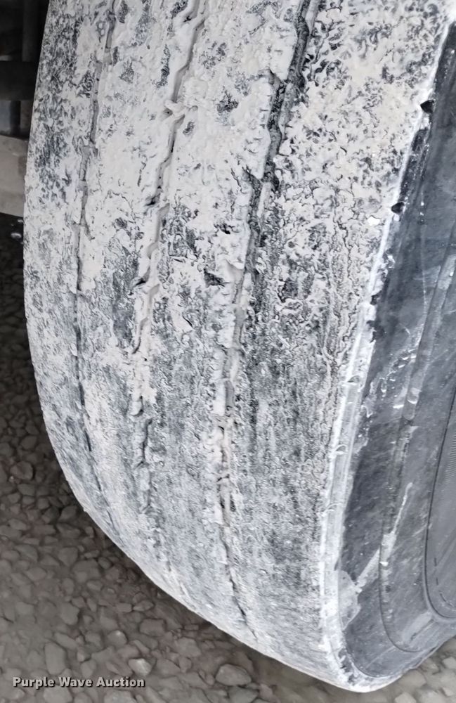 image for item EH0074 2013 Kenworth T800 semi truck