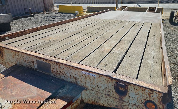 image for item EI8438 1986 Trail-Eze T220 equipment trailer