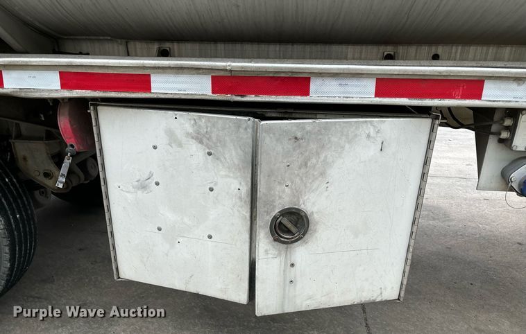image for item EM0008 1994 Polar tank trailer