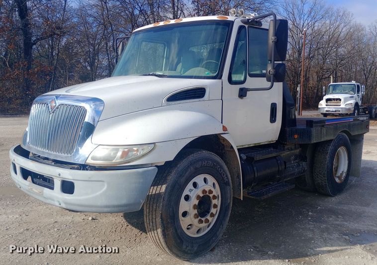 image for item EN8657 2007 International 4300 SBA flatbed truck