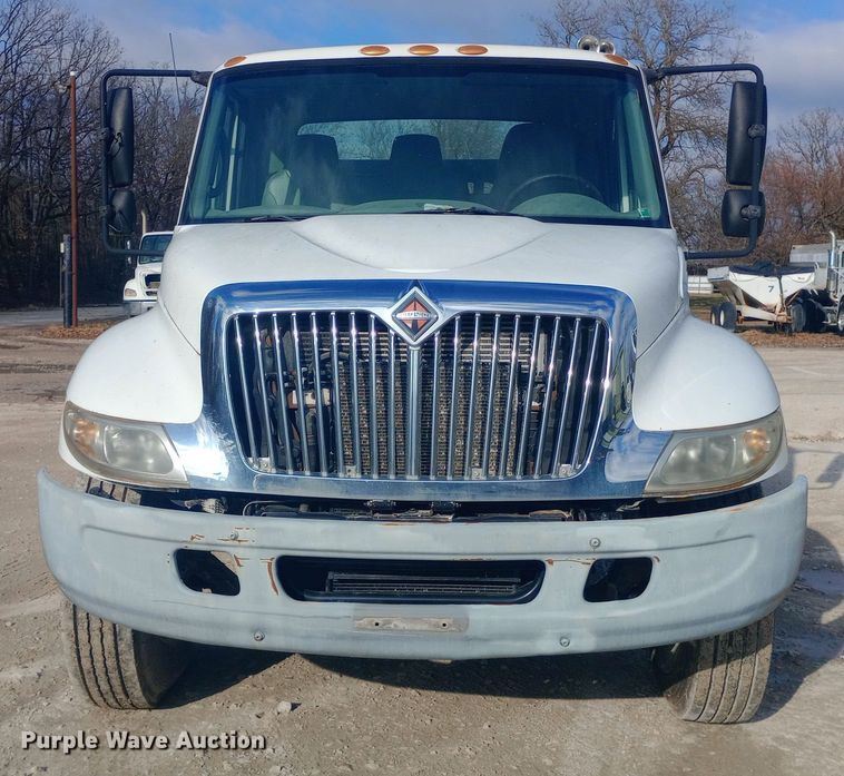 image for item EN8657 2007 International 4300 SBA flatbed truck