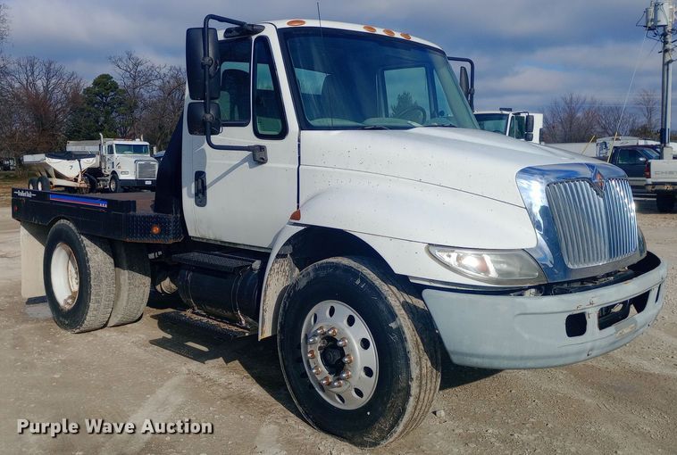 image for item EN8657 2007 International 4300 SBA flatbed truck