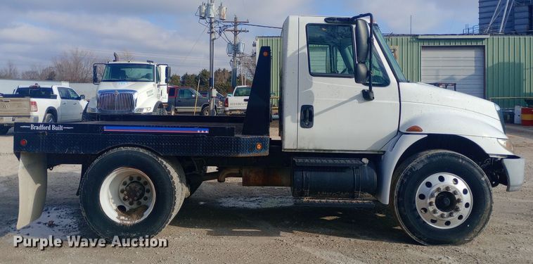 image for item EN8657 2007 International 4300 SBA flatbed truck