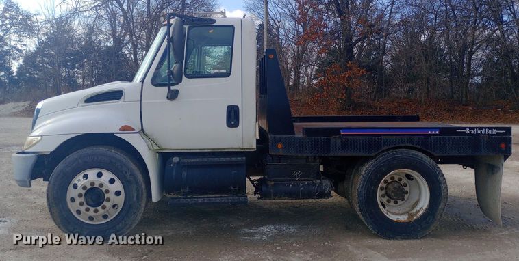 image for item EN8657 2007 International 4300 SBA flatbed truck