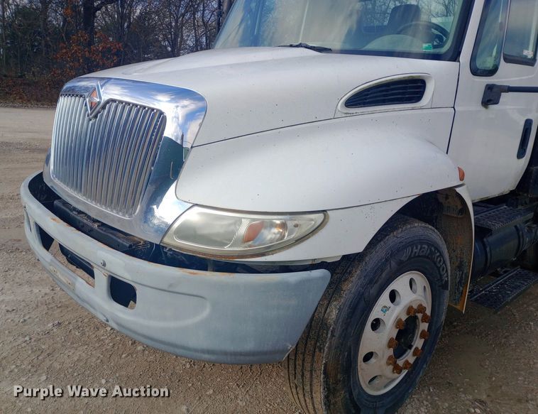 image for item EN8657 2007 International 4300 SBA flatbed truck