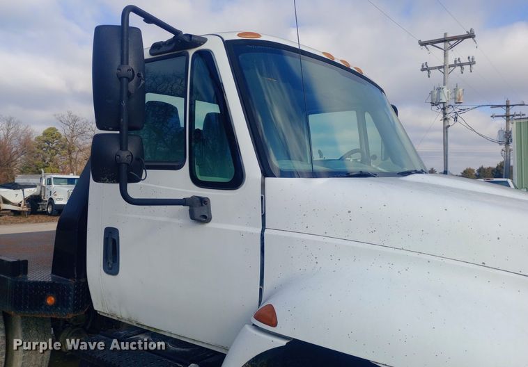 image for item EN8657 2007 International 4300 SBA flatbed truck