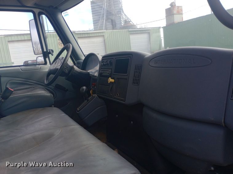 image for item EN8657 2007 International 4300 SBA flatbed truck