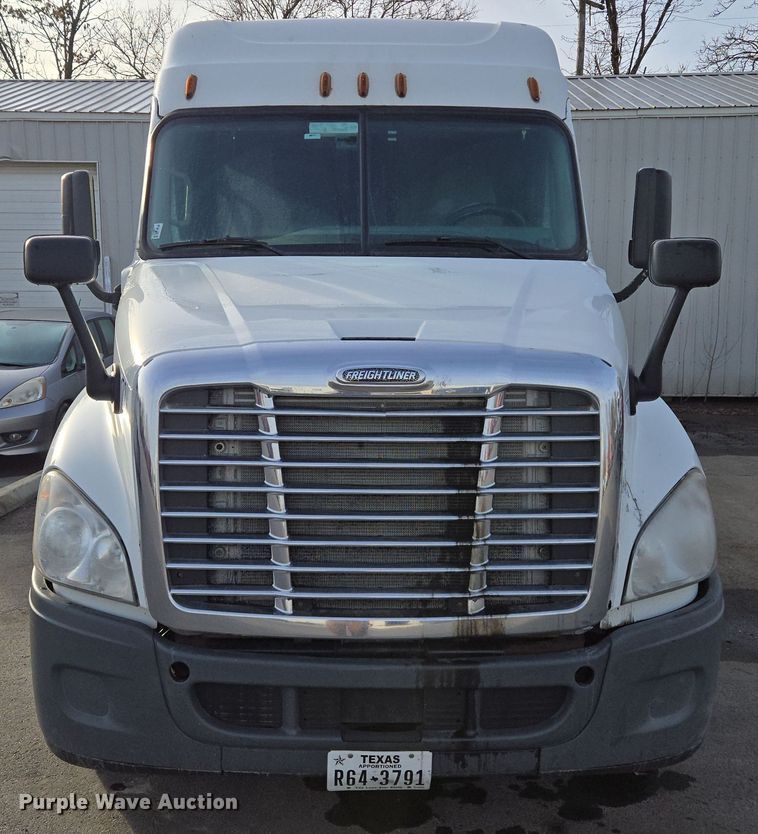 image for item EQ3863 2014 Freightliner Cascadia  semi truck