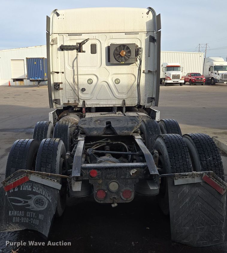 image for item EQ3863 2014 Freightliner Cascadia  semi truck