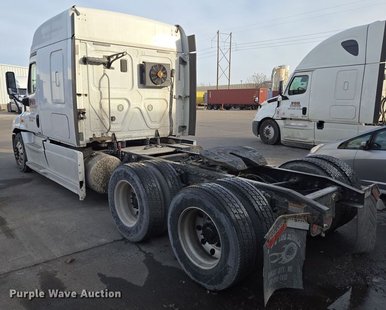 image for item EQ3863 2014 Freightliner Cascadia  semi truck