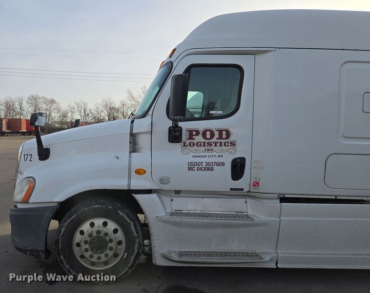image for item EQ3863 2014 Freightliner Cascadia  semi truck