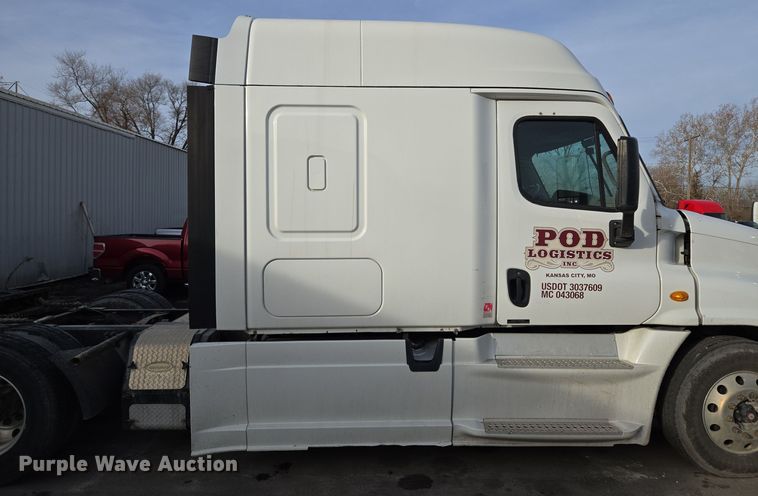 image for item EQ3863 2014 Freightliner Cascadia  semi truck